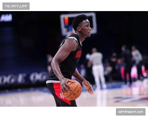 中场数据面板显示：本季联盟平均每回合进攻时间较五年前缩短1.2秒